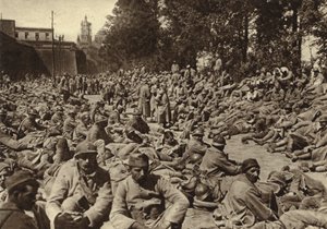 Innsamlingspunkt i citadellet i Laon, Frankrike, for franske fanger tatt til fange i den tyske våroffensiven, første verdenskrig av Photographer German