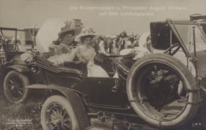 Kronprinsesse Cecilie og prinsesse August Wilhelm av Tyskland på en Zeppelin-landingsplass (s/hv-bilde) av Photographer German
