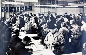 Østtyske statsborgere som står i kø for å få tillatelse til å besøke slektninger i Vesten (s/hvitt-bilde) av Photographer German