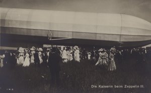 Keiserinne Victoria Augusta av Tyskland med Zeppelin LZ III (s/hv-bilde) av Photographer German
