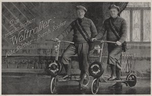 Felix Ruether og Bernhard Ricker, musikalske scooterkjørere (s/hv-bilde) av Photographer German