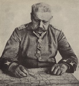 Feltmarskalk von Hindenburg studerer et kart (s/hvitt-bilde) av Photographer German