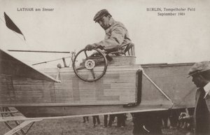 Den franske flygeren Hubert Latham ved kontrollene til flyet hans, Tempelhof flyplass, Berlin, september 1909 (s/hv-bilde) av Photographer German