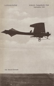 Den franske flygeren Hubert Latham flyr over Tempelhof flyplass, Berlin, september 1909 (s/hv-bilde) av Photographer German