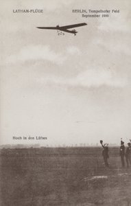Den franske flygeren Hubert Latham flyr over Tempelhof flyplass, Berlin, september 1909 (s/hvitt bilde) av Photographer German