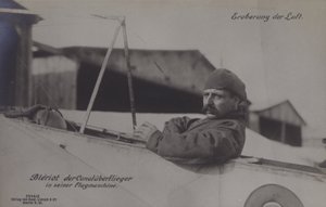 Den franske flygeren Louis Bleriot, den første som flyr over Den engelske kanal, i sitt monoplan (s/hv-bilde) av Photographer German