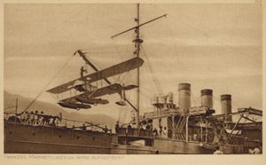Fransk marinefly blir løftet opp på et skip (s/hv-bilde) av Photographer German