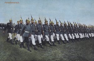 Tyske infanterisoldater marsjerer på parade (bilde) av Photographer German