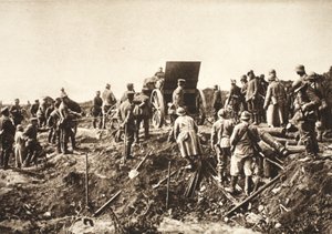 Tysk batteri beveger seg over vanskelig terreng før Fismes, fanget fransk i forgrunnen klar til å bli transportert (s/hvitt-bilde) av Photographer German