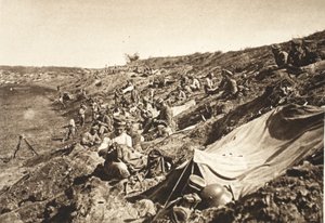 Tysk infanteribataljon i reservestilling, under fremrykningen nord for Focsani, august 1917 (s/hv foto) av Photographer German
