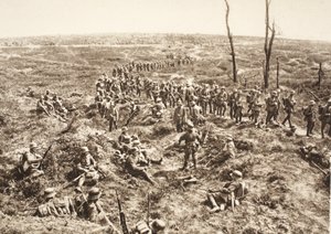 Tysk infanteri krysser Chemin des Dames for å følge den tilbaketrukne fienden, 27. mai 1918 (s/hv-bilde) av Photographer German