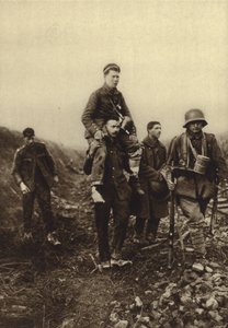 Tysk infanterist med et bensår som ble båret fra slagmarken av britiske fanger, første verdenskrig av Photographer German