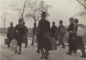 Tyske jernbanearbeidere utvist fra Ruhr for å ha deltatt i kampanjen for sivil ulydighet under den franske okkupasjonen, august 1923 (s/hv-bilde) av Photographer German