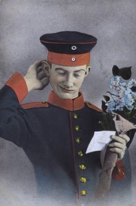 Tysk soldat holder en lapp og en haug med blomster (bilde) av Photographer German
