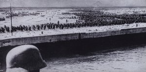 Tysk soldat som kartlegger allierte fanger på stranden ved Dunkirk, Frankrike, andre verdenskrig, juni 1940 (s/hv-bilde) av Photographer German