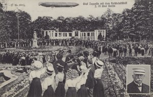 Graf Ferdinand von Zeppelin, og hans luftskip LZ III over Berlin (s/hv-bilde) av Photographer German