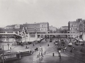 Hallesches Tor med forhøyet togstasjon (s/hvitt bilde) av Photographer German
