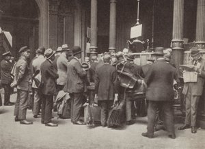 Hyperinflasjon i Weimar Tyskland: medlemmer av offentligheten som står i kø utenfor Reichsbank i Berlin med kofferter for å bære pengene sine, juli 1923 (s/hv-bilde) av Photographer German