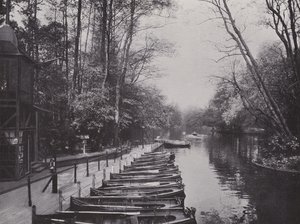 I Tiergarten, båtstasjon ved Neuen See (s/hv-bilde) av Photographer German