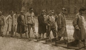 På Brest-Litovsk sykehus: forkrøplede østerrikere som øver på å gå med kunstige lemmer, fra 'The Illustrated War News', 26. juli 1916 (sepia-bilde) av Photographer German