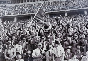 Italienske fans som støtter utøverne sine på stadion under de olympiske leker, Berlin, Tyskland av Photographer German