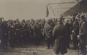 Kaiser Wilhelm II og den tyske luftskipskonstruktøren Graf Ferdinand von Zeppelin etter landingen av et av Zeppelins luftskip (s/hv-bilde) av Photographer German