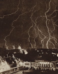 Lynet blinker over byen Leipzig, Tyskland, under et tordenvær (s/hvitt-bilde) av Photographer German