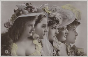 Serie av kvinner i historisk kjole (fargebilde) av Photographer German