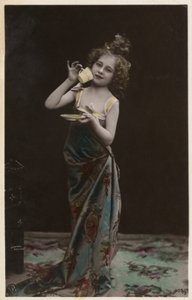 Liten jente utkledd og drikker te (fargebilde) av Photographer German