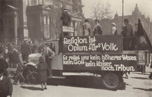 Lorry daubed med kommunistiske slagord på gatene i Berlin, Tyskland av Photographer German