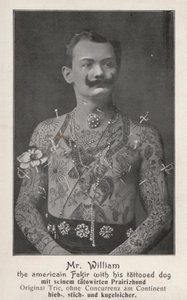 Mr William, den amerikanske fakiren med sin tatoverte hund (s/hv-bilde) av Photographer German