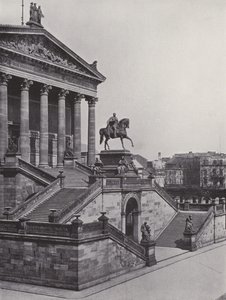 Nasjonalgalleriet og monumentet Friedrich Wilhelm IV (s/hvitt foto) av Photographer German