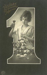 Nyttårskort med en jente som lager en skål (s/hvitt-bilde) av Photographer German