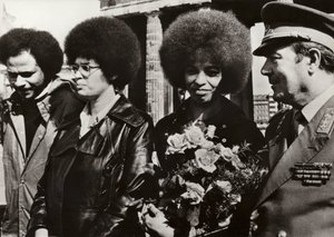 Den 11. september 1972 ble den modige amerikanske kommunisten og borgerrettighetsforkjemperen Angela Davis hjertelig velkommen av soldatene fra National People