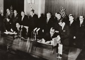 Den 26. mai 1972 ble trafikktraktaten, den første statstraktaten mellom Den tyske demokratiske republikken og Forbundsrepublikken Tyskland, undertegnet i DDR-hovedstaden Berlin (s/hv-bilde) av Photographer German
