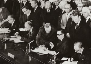 Den 3. juni 1972 undertegnet utenriksministrene fra de fire maktene den endelige protokollen til firepartsavtalen om Vest-Berlin ved bygningen som tidligere ble brukt av det allierte kontrollrådet i den amerikanske sektoren i Vest-Berlin (s/hv-bilde) av Photographer German