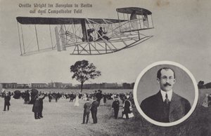 Orville Wright flyr flyet sitt over Temelhof flyplass, Berlin (s/hv-bilde) av Photographer German