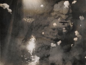 Fotografi tatt da Royal Air Force Lancasters angrep Dresden (s/hv-bilde) av Photographer German