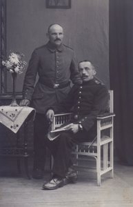 Portrett av to tyske soldater (s/hvitt bilde) av Photographer German