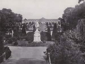 Potsdam, monument til Fredrik den store og utsikt over Sanssouci-palasset (s/hvitt-bilde) av Photographer German