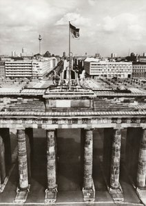 Beskyttet av sikre grenser, pågår byggingen av DDR-hovedstaden (s/hvitt-bilde) av Photographer German