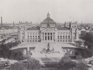 Riksdagsbygningen og Bismarck-monumentet (s/hvitt-bilde) av Photographer German