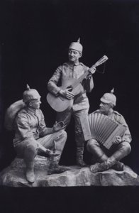 Skulptur som viser en gruppe tyske soldater fra første verdenskrig som spiller musikk (s/hv-bilde) av Photographer German