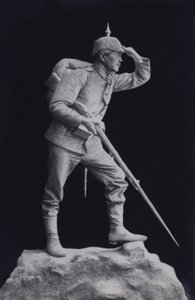 Skulptur av en tysk soldat fra første verdenskrig som ser over slagmarken (s/hv-bilde) av Photographer German