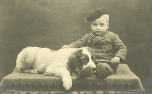 Liten gutt med hunden sin (s/hvitt bilde) av Photographer German
