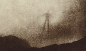Spectre of the Brocken i Harz-fjellene i Tyskland, fotografert for første gang (s/hv-bilde) av Photographer German
