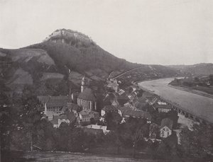 By og festning Konigstein (s/hvitt bilde) av Photographer German