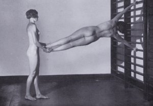 The Body Beautiful, Physical Culture for Women (s/hvitt-bilde) av Photographer German