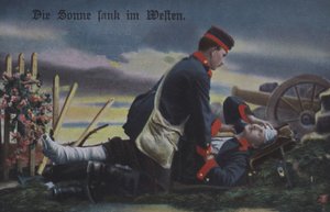 Solen gikk ned i vest: en tysk soldat som trøster sin døende kamerat på slagmarken (farget bilde) av Photographer German