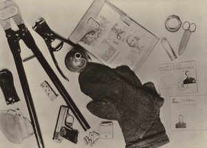 Utstyret som tilhørte terroristen Wohlfarth som 9. desember 1961 penetrerte fra Vest-Berlin .... (s/hvitt foto) av Photographer German
